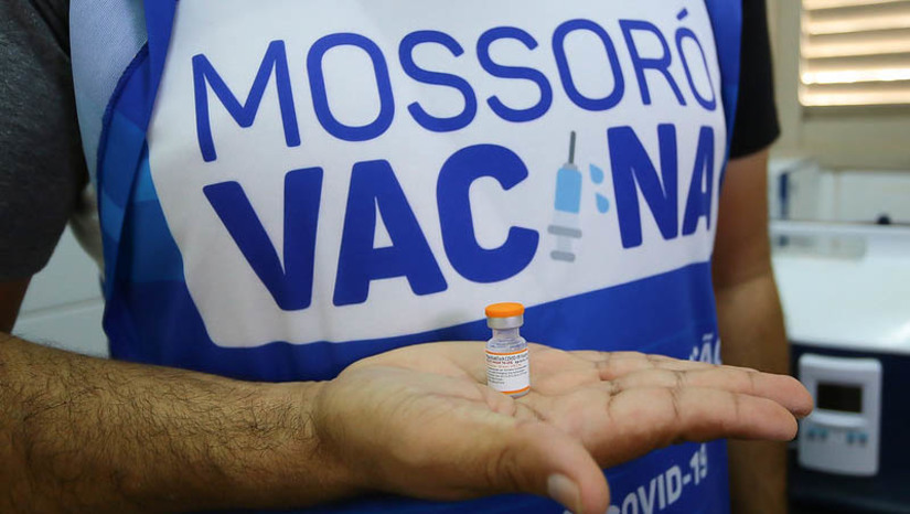 Imagem 1 - 5ª dose da vacina contra a Covid-19 já está disponível em Mossoró para o público 60+. A aplicação da terceira dose de reforço ocorre nas Unidades Básicas de Saúde (UBSs). A medida segue recomendação da Secretaria de Estado da Saúde Pública (Sesap) e Comitê de Especialistas por conta da identificação de uma nova variante no País (BQ.1). Alguns estados já apresentam aumento no número de casos. Atualmente, Mossoró soma 123.299 pessoas que estão em condição de atraso com esses imunizantes. Imagem 1 - 5ª dose da vacina contra a Covid-19 já está disponível em Mossoró para o público 60+. A aplicação da terceira dose de reforço ocorre nas Unidades Básicas de Saúde (UBSs). A medida segue recomendação da Secretaria de Estado da Saúde Pública (Sesap) e Comitê de Especialistas por conta da identificação de uma nova variante no País (BQ.1). Alguns estados já apresentam aumento no número de casos. Atualmente, Mossoró soma 123.299 pessoas que estão em condição de atraso com esses imunizantes.