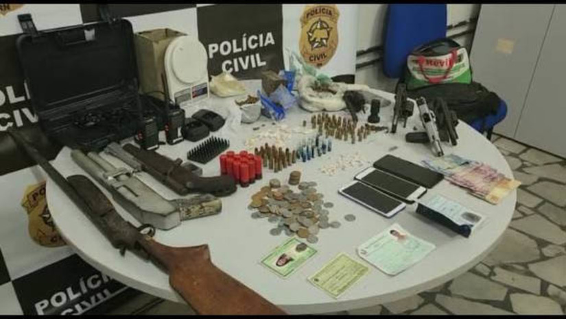 Imagem 1 - PC prende suspeito de tráfico e apreende armas e drogas na Alameda do Cajueiros, em Mossoró. A ação aconteceu na manhã desta quarta-feira (16). Na residência de Sennick Braienson Tenório Ribeiro, de 25 anos, a equipe da Delegacia Especializada em Narcóticos (Denarc) foram apreendidos três revólveres, uma pistola e três espingardas calibre 12 caseiras, munições, além de maconha, crack, cocaína, e THC. Também foram apreendidos dinheiro fracionado, balança de precisão e rádios de comunicação. Imagem 1 - PC prende suspeito de tráfico e apreende armas e drogas na Alameda do Cajueiros, em Mossoró. A ação aconteceu na manhã desta quarta-feira (16). Na residência de Sennick Braienson Tenório Ribeiro, de 25 anos, a equipe da Delegacia Especializada em Narcóticos (Denarc) foram apreendidos três revólveres, uma pistola e três espingardas calibre 12 caseiras, munições, além de maconha, crack, cocaína, e THC. Também foram apreendidos dinheiro fracionado, balança de precisão e rádios de comunicação.