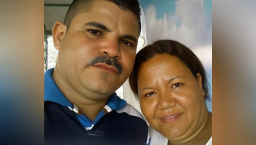 Imagem 1 - Comerciante mata a ex-companheira a tiros e depois tira a própria vida, em Luís Gomes. O caso aconteceu por volta das 20h desta quarta-feira (16), no Centro do município. Segundo informações do delegado Hércules Freitas, José Ismael da Silva, de 45 anos, não aceitava o fim do relacionamento com Ana Jacinta da Silva, de 46 anos. O casal estava separado há cerca de 45 dias. Na noite de ontem, José se dirigiu até a casa da ex-companheira e a matou dentro da residência. Em seguida, foi até a rua onde fica localizado um bar de sua propridades e cometeu suicídio. Os corpos foram removidos para a sede do Itep de Pau dos Ferros. Imagem 1 - Comerciante mata a ex-companheira a tiros e depois tira a própria vida, em Luís Gomes. O caso aconteceu por volta das 20h desta quarta-feira (16), no Centro do município. Segundo informações do delegado Hércules Freitas, José Ismael da Silva, de 45 anos, não aceitava o fim do relacionamento com Ana Jacinta da Silva, de 46 anos. O casal estava separado há cerca de 45 dias. Na noite de ontem, José se dirigiu até a casa da ex-companheira e a matou dentro da residência. Em seguida, foi até a rua onde fica localizado um bar de sua propridades e cometeu suicídio. Os corpos foram removidos para a sede do Itep de Pau dos Ferros.