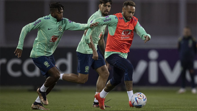 Imagem 1 -  Os 26 jogadores convocados já estão treinando no Centro de Treinamento (CT) da Juventus, em Turim, na Itália. A comissão técnica desembarcou em Turim na noite de sábado (12), junto com o goleiro Weverton (Palmeiras), o meia Everton Ribeiro e o atacante Pedro - ambos do Flamengo. No dia 14 chegou o restante dos convocados, inclusive do futebol Inglês. A selecionado de Tite embarca para o Qatar no dia 19. No dia seguinte acompanham a abertura da Copa e no dia 24 estreia contra a Sérvia, em jogo previsto para as 16 horas, horário de Brasília.