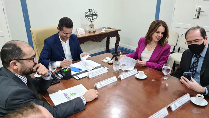 Imagem 1 - MPRN e Prefeitura firma acordo para implantação do Projeto Família Acolhedoras. O acordo foi assinado nesta quarta-feira (16). O objetivo do serviço é acolher crianças e adolescentes entre 0 e 18 anos incompletos, de ambos os sexos, em regime excepcional e provisório, afastados do convívio familiar por meio de medida protetiva. A bolsa-auxílio será custeada mediante os recursos alocados ao Fundo da Infância e Adolescência (FIA), tendo ainda o MPRN se comprometido a defender tal aplicação junto ao Conselho Municipal dos Direitos da Criança e do Adolescente. Imagem 1 - MPRN e Prefeitura firma acordo para implantação do Projeto Família Acolhedoras. O acordo foi assinado nesta quarta-feira (16). O objetivo do serviço é acolher crianças e adolescentes entre 0 e 18 anos incompletos, de ambos os sexos, em regime excepcional e provisório, afastados do convívio familiar por meio de medida protetiva. A bolsa-auxílio será custeada mediante os recursos alocados ao Fundo da Infância e Adolescência (FIA), tendo ainda o MPRN se comprometido a defender tal aplicação junto ao Conselho Municipal dos Direitos da Criança e do Adolescente.