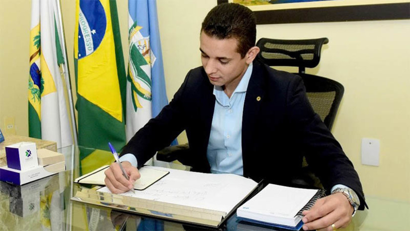 Imagem 1 - Allyson vai à Brasília tratar de projetos, programas e obras para Mossoró. O prefeito cumpre agenda na capital federal dos dias 21 a 24 de novembro. "Levaremos pautas importantes e encaminhamentos para diversas áreas, como infraestrutura", pontuou o gestor. Entre os assuntos a serem tratados pelo chefe do executivo mossoroense em Brasília, está o projeto da obra do Anel Viário de Mossoró, que ligará às BRs 110 a 304. Imagem 1 - Allyson vai à Brasília tratar de projetos, programas e obras para Mossoró. O prefeito cumpre agenda na capital federal dos dias 21 a 24 de novembro. "Levaremos pautas importantes e encaminhamentos para diversas áreas, como infraestrutura", pontuou o gestor. Entre os assuntos a serem tratados pelo chefe do executivo mossoroense em Brasília, está o projeto da obra do Anel Viário de Mossoró, que ligará às BRs 110 a 304.