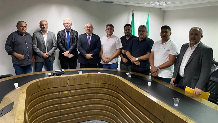 Imagem 1 - Mossoró ganhará Delegacia Especializada de Defesa da Propriedade de Veículos . A garantia foi dada pelo secretário estadual de Segurança Pública e Defesa Social, coronel Francisco Canindé de Araújo, em audiência realizada ontem (17), em Natal, com cinco vereadores de Mossoró. Na reunião, também em resposta a pleitos dos parlamentares, o secretário anunciou a destinação imediata de mais quatro viaturas para os dois batalhões de Polícia Militar de Mossoró (12° e 2º) e equipamentos para rondas ostensivas da PM. Imagem 1 - Mossoró ganhará Delegacia Especializada de Defesa da Propriedade de Veículos . A garantia foi dada pelo secretário estadual de Segurança Pública e Defesa Social, coronel Francisco Canindé de Araújo, em audiência realizada ontem (17), em Natal, com cinco vereadores de Mossoró. Na reunião, também em resposta a pleitos dos parlamentares, o secretário anunciou a destinação imediata de mais quatro viaturas para os dois batalhões de Polícia Militar de Mossoró (12° e 2º) e equipamentos para rondas ostensivas da PM.