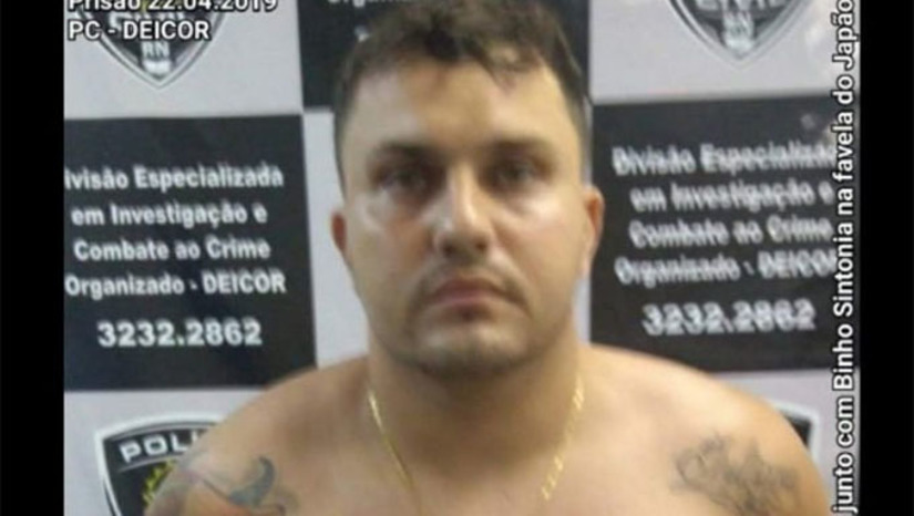 Imagem 1 -   A prisão aconteceu através de uma ação integrada pela Força-Tarefa SUSP Mossoró, que contou com apoio fundamental do Gise Facções/SP, Rota/SP e da Divisão Especializada em Investigação e Combate ao Crime Organizado – DEICOR/RN. Esta Força Tarefa já prendeu vários bandidos perigosos. Wygliff Oliveira, de 27 anos, preso na manhã deste sábado é considerado um dos homens mais perigosos do RN. Estava foragido há vários meses e agora deve retornar para responder pelo assassinato do sargento PM Oseas.