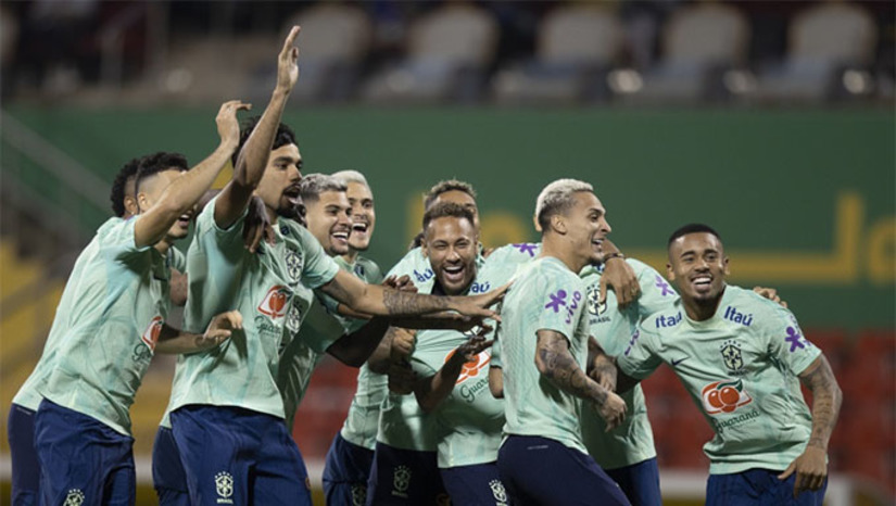 Imagem 1 - A cerimônia de abertura da Copa do Mundo de 2022 no Catar ocorreu no início da tarde deste domingo (20), no horário de Brasília. Focada na mensagem de inclusão dos mais povos, a festa foi realizada no estádio Al Bayt, em Al Khor, cidade localizada a 35 quilômetros de Doha. No estádio Al Bayt também será a sede do primeiro jogo do torneio, entre Catar e Equador, que teve início às 13h deste domingo pelo grupo A. O Equador, com atuação inspirada do atacante Enner Valência, venceu a seleção do Qatar por 2 x 0. Valência marcou três gols, sendo um anulado pela arbitragem. A seleção brasileira realizou treino aberto a imprensa em Doha, focando a estréia no dia 24 contra a Sérvia Imagem 1 - A cerimônia de abertura da Copa do Mundo de 2022 no Catar ocorreu no início da tarde deste domingo (20), no horário de Brasília. Focada na mensagem de inclusão dos mais povos, a festa foi realizada no estádio Al Bayt, em Al Khor, cidade localizada a 35 quilômetros de Doha. No estádio Al Bayt também será a sede do primeiro jogo do torneio, entre Catar e Equador, que teve início às 13h deste domingo pelo grupo A. O Equador, com atuação inspirada do atacante Enner Valência, venceu a seleção do Qatar por 2 x 0. Valência marcou três gols, sendo um anulado pela arbitragem. A seleção brasileira realizou treino aberto a imprensa em Doha, focando a estréia no dia 24 contra a Sérvia