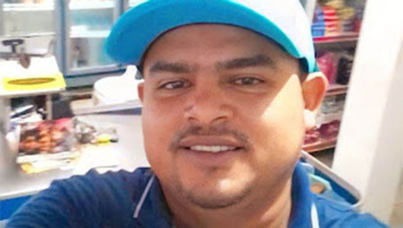 Imagem 1 - Everton Carlos, conhecido por Vertinho, teria sido vítima de uma emboscada, que está sendo investigado pela Polícia Civil; Após ter sido baleado, ainda foi socorrido ao Hospital Regional Tarcísio Maia, mas não resistiu aos ferimentos Imagem 1 - Everton Carlos, conhecido por Vertinho, teria sido vítima de uma emboscada, que está sendo investigado pela Polícia Civil; Após ter sido baleado, ainda foi socorrido ao Hospital Regional Tarcísio Maia, mas não resistiu aos ferimentos