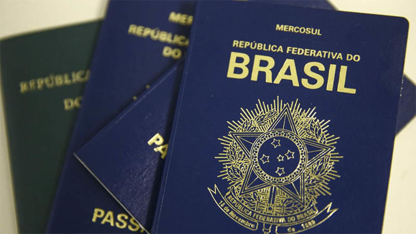 Imagem 1 - A Polícia Federal informou, durante o final de semana, que a emissão de passaportes está suspensa por “insuficiência do orçamento destinado às atividades de controle migratório e emissão de documentos de viagem”. No entanto, aqueles que precisarem do passaporte de emergência, ainda poderão receber o documento. “O passaporte de emergência será concedido àquele que, tendo satisfeito as exigências para concessão de passaporte, necessite do documento de viagem com urgência e não possa comprovadamente aguardar o prazo de entrega”, explica a PF; veja quais são os casos em que o documento pode ser emitido. Imagem 1 - A Polícia Federal informou, durante o final de semana, que a emissão de passaportes está suspensa por “insuficiência do orçamento destinado às atividades de controle migratório e emissão de documentos de viagem”. No entanto, aqueles que precisarem do passaporte de emergência, ainda poderão receber o documento. “O passaporte de emergência será concedido àquele que, tendo satisfeito as exigências para concessão de passaporte, necessite do documento de viagem com urgência e não possa comprovadamente aguardar o prazo de entrega”, explica a PF; veja quais são os casos em que o documento pode ser emitido.