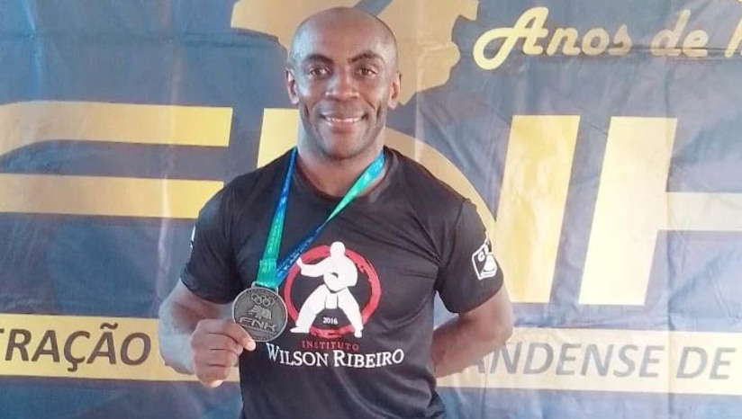 Imagem 1 - Atleta de Riacho da Cruz se torna heptacampeão estadual de Karatê. José Wilson Ribeiro, de 31 anos, conquistou o título no sábado (19), no município de Parnamirim, onde a final do campeonato foi realizada. Wilson é atleta da Federação Norteriograndense de Karatê e reside em Mossoró desde 2010, para onde se mudou para realizar o sonho de se tornar um atleta de alto rendimento. Imagem 1 - Atleta de Riacho da Cruz se torna heptacampeão estadual de Karatê. José Wilson Ribeiro, de 31 anos, conquistou o título no sábado (19), no município de Parnamirim, onde a final do campeonato foi realizada. Wilson é atleta da Federação Norteriograndense de Karatê e reside em Mossoró desde 2010, para onde se mudou para realizar o sonho de se tornar um atleta de alto rendimento.