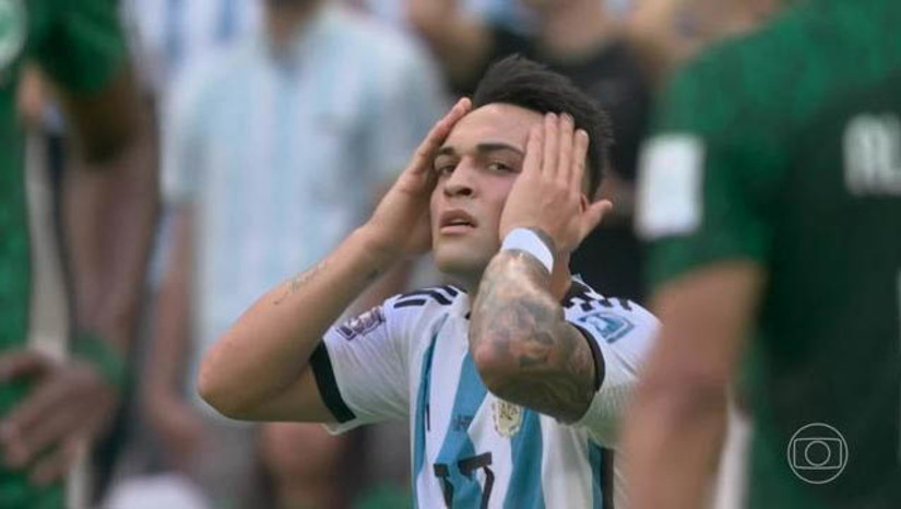Imagem 1 - Argentina protagoniza a primeira “zebra” da Copa 2022 e perde por 2x1 para a Arábia Saudita. O jogo entre as duas seleções, pelo Grupo C, abriu o terceiro dia mundial no Catar, nesta terça-feira (22). Com a derrota, a Argentina fica de olho no jogo entre México e Polônia, que acontecerá às 13h de hoje. Com a vitória, a Arábia Saudita lidera o grupo, com três pontos. A Argentina não perdia um jogo de estreia em copas do mundo há 32 anos, deste a Copa de 1990, sediada na Itália. Imagem 1 - Argentina protagoniza a primeira “zebra” da Copa 2022 e perde por 2x1 para a Arábia Saudita. O jogo entre as duas seleções, pelo Grupo C, abriu o terceiro dia mundial no Catar, nesta terça-feira (22). Com a derrota, a Argentina fica de olho no jogo entre México e Polônia, que acontecerá às 13h de hoje. Com a vitória, a Arábia Saudita lidera o grupo, com três pontos. A Argentina não perdia um jogo de estreia em copas do mundo há 32 anos, deste a Copa de 1990, sediada na Itália.