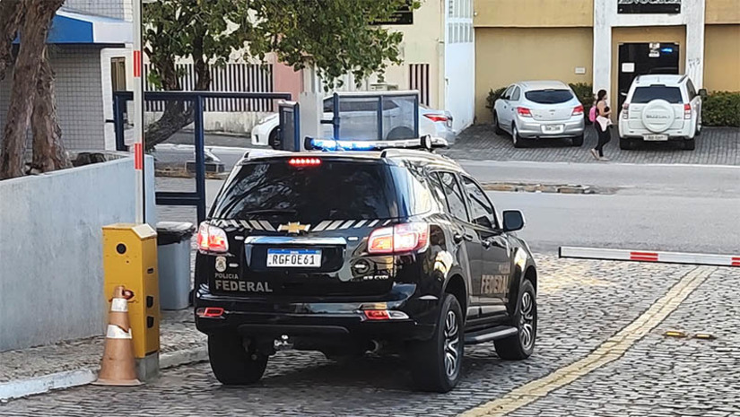 Imagem 1 - PF deflagra Operação contra o abuso sexual infantil; 3 madados de prisão são cumpridos em Mossoró. A operação tem o objetivo de cumprir mandados de prisão decorrentes de decisões judiciais condenatórias por crimes relacionados ao abuso sexual infantil em todo o país. As ações da Operação tiveram início em agosto, com cumprimento de mandados de prisão de criminosos que já constavam do Banco Nacional de Monitoramento de Prisões (BNMP), mas ainda estavam em liberdade. Nesta terça, apenas no RN, foram cumpridos 26 mandados de prisão, sendo 11 pela Superintendência da PF em Natal, 3 pela Delegacia em Mossoró e outros 12 contra acusados que já se encontravam encarcerados no Sistema Prisional do estado. Imagem 1 - PF deflagra Operação contra o abuso sexual infantil; 3 madados de prisão são cumpridos em Mossoró. A operação tem o objetivo de cumprir mandados de prisão decorrentes de decisões judiciais condenatórias por crimes relacionados ao abuso sexual infantil em todo o país. As ações da Operação tiveram início em agosto, com cumprimento de mandados de prisão de criminosos que já constavam do Banco Nacional de Monitoramento de Prisões (BNMP), mas ainda estavam em liberdade. Nesta terça, apenas no RN, foram cumpridos 26 mandados de prisão, sendo 11 pela Superintendência da PF em Natal, 3 pela Delegacia em Mossoró e outros 12 contra acusados que já se encontravam encarcerados no Sistema Prisional do estado.