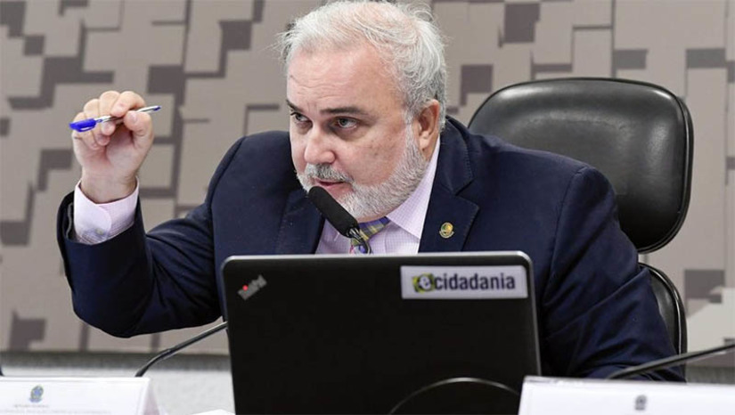Imagem 1 - Jean diz que a Petrobras deve suspender venda de ativo até conclusão da mudança de governo. O senador, que foi indicado pelo governo de transição para conduzir os trabalhos do subgrupo de petróleo, gás natural e biocombustíveis, concedeu coletiva após encontro com o Ministro de Minas e Energia, Adolfo Sachsida. Segundo ele, há a preocupação de que seja dado seguimento à venda de refinaria, gasodutos, "pequenas sedes" da Petrobras localizadas em diferentes regiões. No entanto, afirmou que o ministro se comprometeu a sustar ou suspender qualquer decisão de caráter estrutural e estratégico até a mudança de governo. Imagem 1 - Jean diz que a Petrobras deve suspender venda de ativo até conclusão da mudança de governo. O senador, que foi indicado pelo governo de transição para conduzir os trabalhos do subgrupo de petróleo, gás natural e biocombustíveis, concedeu coletiva após encontro com o Ministro de Minas e Energia, Adolfo Sachsida. Segundo ele, há a preocupação de que seja dado seguimento à venda de refinaria, gasodutos, "pequenas sedes" da Petrobras localizadas em diferentes regiões. No entanto, afirmou que o ministro se comprometeu a sustar ou suspender qualquer decisão de caráter estrutural e estratégico até a mudança de governo.