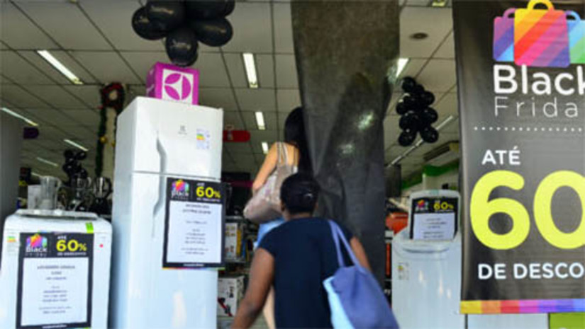 Imagem 1 -  Black Friday 2022 deve movimentar cerca de R$ 42 milhões em vendas no comércio mossoroense. A estimativa consta na pesquisa realizada pelo Instituto Fecomércio RN sobre a intenção de compras dos consumidores de Natal e Mossoró para a Black Friday 2022. Neste ano, a tradicional data que oferta grandes descontos ocorre no dia 25 de novembro. Em Mossoró, a pesquisa constatou que mais de 40% dos mossoroenses pretendem ir às compras durante esta data. Apesar do bom número de consumidores que vão às compras, a intenção é menor em relação ao ano anterior, quando 52,80% diziam que iriam consumir durante a Black Friday na capital do oeste potiguar.