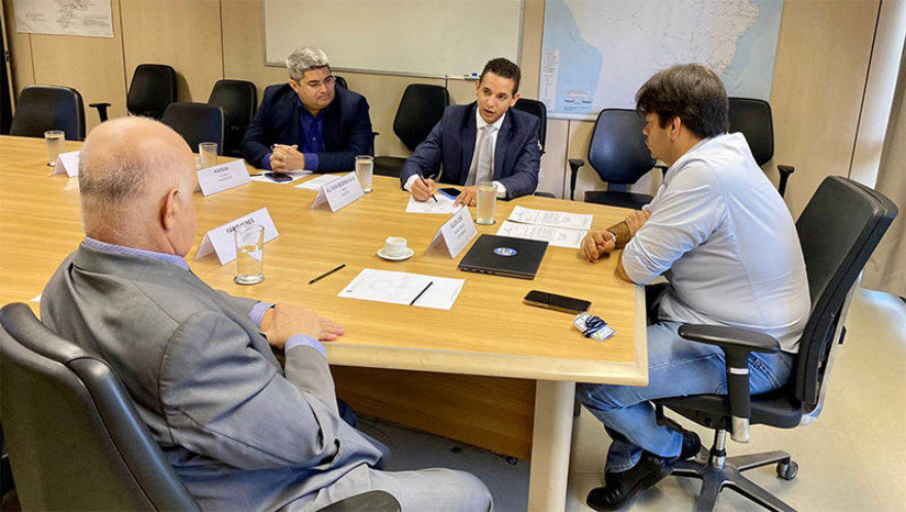 Imagem 1 - Iluminação do Complexo Viário dos Abolições pauta reunião no Ministério da Infraestrutura. Nesta terça-feira (22), o prefeito de Mossoró, Allyson Bezerra, se reuniu, em Brasília, com representantes do Ministério, para tratar do assunto. Na ocasião, o gestor se comprometeu, enquanto município, com o pagamento da conta de energia e manutenção, bem como realização do projeto. “Acreditamos que o projeto executivo deverá ser aprovado no âmbito do Departamento Nacional de Infraestrutura de Transportes, o DNIT”. Imagem 1 - Iluminação do Complexo Viário dos Abolições pauta reunião no Ministério da Infraestrutura. Nesta terça-feira (22), o prefeito de Mossoró, Allyson Bezerra, se reuniu, em Brasília, com representantes do Ministério, para tratar do assunto. Na ocasião, o gestor se comprometeu, enquanto município, com o pagamento da conta de energia e manutenção, bem como realização do projeto. “Acreditamos que o projeto executivo deverá ser aprovado no âmbito do Departamento Nacional de Infraestrutura de Transportes, o DNIT”.