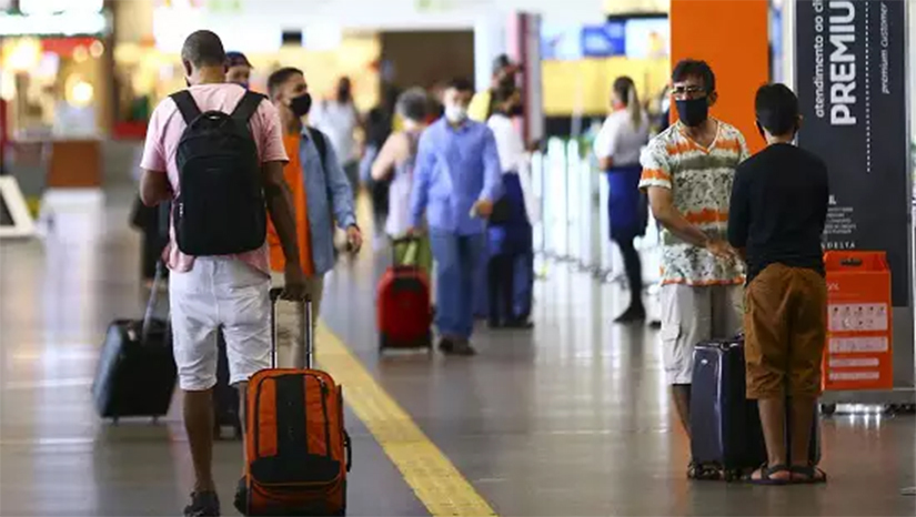 Imagem 1 - A resolução, aprovada pela diretoria colegiada do órgão, entra em vigor na sexta-feira (25). Para subsidiar a decisão, a Anvisa realizou reunião com especialistas sobre o cenário epidemiológico da doença no Brasil. Acrescentou que o uso de máscaras estava previsto como recomendação desde agosto último, principalmente para pessoas com sintomas gripais e para o público mais vulnerável, como imunocomprometidos, gestantes e idosos. A Anvisa informou, ainda, que atua, mais uma vez, dentro de suas competências legais e “adaptando as regras atuais de forma proporcional ao risco para a saúde da população”. Imagem 1 - A resolução, aprovada pela diretoria colegiada do órgão, entra em vigor na sexta-feira (25). Para subsidiar a decisão, a Anvisa realizou reunião com especialistas sobre o cenário epidemiológico da doença no Brasil. Acrescentou que o uso de máscaras estava previsto como recomendação desde agosto último, principalmente para pessoas com sintomas gripais e para o público mais vulnerável, como imunocomprometidos, gestantes e idosos. A Anvisa informou, ainda, que atua, mais uma vez, dentro de suas competências legais e “adaptando as regras atuais de forma proporcional ao risco para a saúde da população”.