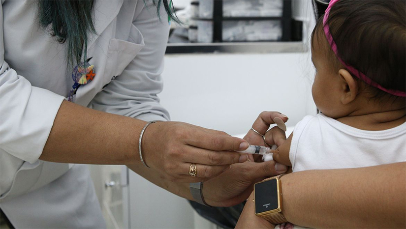 Imagem 1 - A decisão foi definida após deliberação da Câmara Técnica de Vacinação. 23 mil doses da Pfizer pediátrica, vacina destinada para essa faixa etária, serão entregues ao RN na tarde desta quarta-feira (23). Os municípios Potiguares aguardam o envio das doses por parte da Sesap para dar início a vacinação desse público contra a Covid 19. Já a vacinação de crianças entre 3 e 4 anos, que havia sido interrompida devido à falta de doses, será retomada com a chegada de 16.140 doses da Coronavac. Imagem 1 - A decisão foi definida após deliberação da Câmara Técnica de Vacinação. 23 mil doses da Pfizer pediátrica, vacina destinada para essa faixa etária, serão entregues ao RN na tarde desta quarta-feira (23). Os municípios Potiguares aguardam o envio das doses por parte da Sesap para dar início a vacinação desse público contra a Covid 19. Já a vacinação de crianças entre 3 e 4 anos, que havia sido interrompida devido à falta de doses, será retomada com a chegada de 16.140 doses da Coronavac.