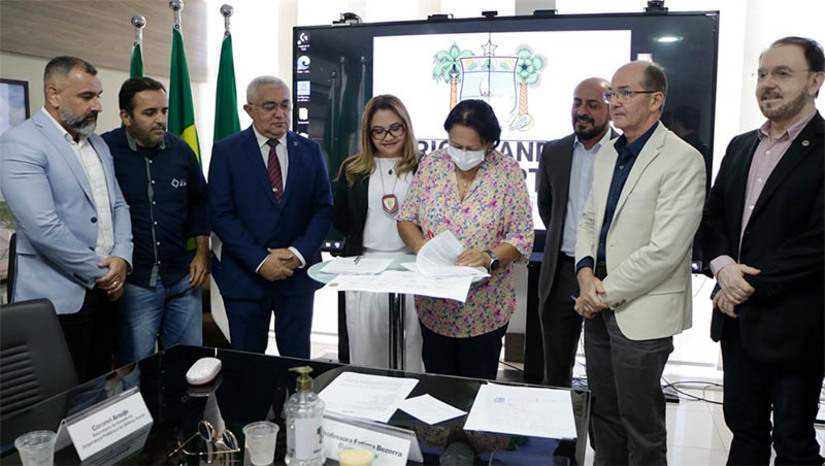 Imagem 1 - Fátima assina contrato para recuperar delegacias do RN; DEAM Mossoró está entre as primeiras contempladas. O contrato com a J&M Construtora foi assinado na manhã desta quarta-feira (23) e tem vigência de 12 meses. O investimento será de R$ 2,6 milhões, provenientes de recursos próprios do Estado. A delegada geral da Polícia Civil do RN, Ana Cláudia Saraiva, informou que as primeiras delegacias contempladas com as obras já estão definidas. Além da Delegacia Especializada de Atendimento à Mulher (Deam) de Mossoró, também serão recuperadas inicialmente as delegacias de plantão Sul e Norte, de Natal. Imagem 1 - Fátima assina contrato para recuperar delegacias do RN; DEAM Mossoró está entre as primeiras contempladas. O contrato com a J&M Construtora foi assinado na manhã desta quarta-feira (23) e tem vigência de 12 meses. O investimento será de R$ 2,6 milhões, provenientes de recursos próprios do Estado. A delegada geral da Polícia Civil do RN, Ana Cláudia Saraiva, informou que as primeiras delegacias contempladas com as obras já estão definidas. Além da Delegacia Especializada de Atendimento à Mulher (Deam) de Mossoró, também serão recuperadas inicialmente as delegacias de plantão Sul e Norte, de Natal.