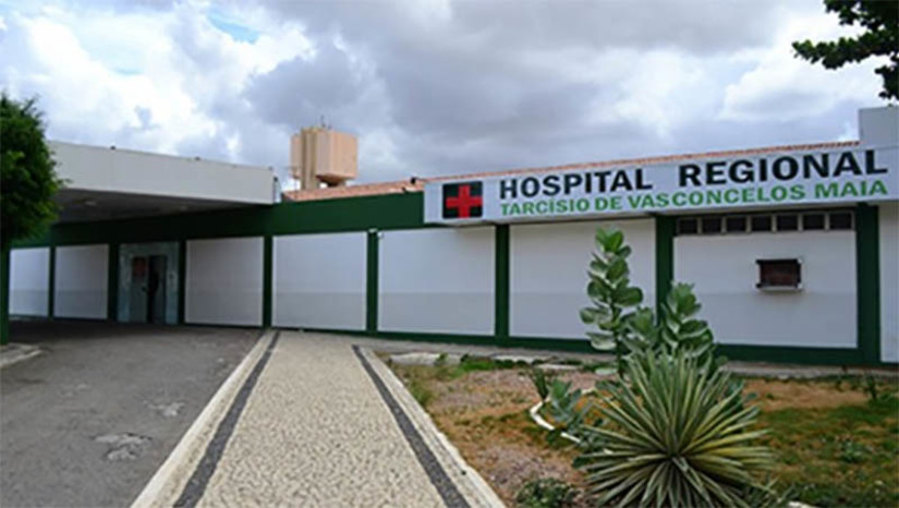 Imagem 1 - HRTM suspende visitas e reforça obrigatoriedade do uso de máscaras nas dependências do hospital. A medida acontece em virtude de um novo aumento no número de casos de Covid-19, bem como a confirmação da circulação de variantes do coronavírus no estado. Além da suspensão das visitas, a Portaria interna orienta que as equipes de assistência social devem enfatizar a obrigatoriedade do uso de máscara entre os acompanhantes dos pacientes. A medida também se aplica a servidores do hospital. Imagem 1 - HRTM suspende visitas e reforça obrigatoriedade do uso de máscaras nas dependências do hospital. A medida acontece em virtude de um novo aumento no número de casos de Covid-19, bem como a confirmação da circulação de variantes do coronavírus no estado. Além da suspensão das visitas, a Portaria interna orienta que as equipes de assistência social devem enfatizar a obrigatoriedade do uso de máscara entre os acompanhantes dos pacientes. A medida também se aplica a servidores do hospital.