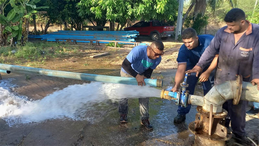 Imagem 1 - Poço que vai garantir segurança hídrica à Maísa entra em funcionamento. O trabalho foi realizado nesta quarta-feira (23) pelas equipes da Secretaria Municipal de Agricultura e Desenvolvimento Rural (Seadru). “A Maísa é a maior comunidade rural de Mossoró e o poço atende principalmente a Vila Maísa e o Poço 10. O poço passou por manutenção, limpeza, pescaria e instalação de bomba hidráulica para que realmente a comunidade possa ter de volta a regularidade do abastecimento hídrico”, explicou Faviano Moreira, secretário municipal de Agricultura. Imagem 1 - Poço que vai garantir segurança hídrica à Maísa entra em funcionamento. O trabalho foi realizado nesta quarta-feira (23) pelas equipes da Secretaria Municipal de Agricultura e Desenvolvimento Rural (Seadru). “A Maísa é a maior comunidade rural de Mossoró e o poço atende principalmente a Vila Maísa e o Poço 10. O poço passou por manutenção, limpeza, pescaria e instalação de bomba hidráulica para que realmente a comunidade possa ter de volta a regularidade do abastecimento hídrico”, explicou Faviano Moreira, secretário municipal de Agricultura.