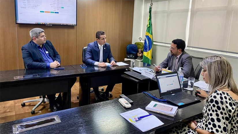 Imagem 1 - No FNDE, Allyson garante recursos para continuar obras para a educação de Mossoró. A reunião aconteceu na terça-feira (22), com o presidente do Fundo Nacional de Desenvolvimento da Educação, Marcelo Lopes da Ponte. “O município de Mossoró tem obras da educação importantes em andamento e também já com aprovação. Temos cumprido todos os esforços para dar prosseguimento às demandas da forma mais célere possível”, destacou Allyson. Na agenda em Brasília, Allyson também tratou de perfuração de poços na FUNASA, recebeu credenciamento no Ministério da Saúde do Centro de Reabilitação e discutiu acerca de obras do Complexo Viário no Ministério da Infraestrutura. Imagem 1 - No FNDE, Allyson garante recursos para continuar obras para a educação de Mossoró. A reunião aconteceu na terça-feira (22), com o presidente do Fundo Nacional de Desenvolvimento da Educação, Marcelo Lopes da Ponte. “O município de Mossoró tem obras da educação importantes em andamento e também já com aprovação. Temos cumprido todos os esforços para dar prosseguimento às demandas da forma mais célere possível”, destacou Allyson. Na agenda em Brasília, Allyson também tratou de perfuração de poços na FUNASA, recebeu credenciamento no Ministério da Saúde do Centro de Reabilitação e discutiu acerca de obras do Complexo Viário no Ministério da Infraestrutura.