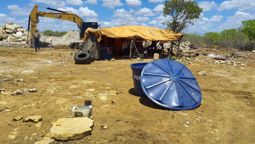 Imagem 1 -  MPT resgata 29 pessoas em situação de trabalho análogo à escravidão no oeste do RN. A fiscalização aconteceu em diversos locais, mas as irregularidades foram encontradas apenas em três deles, sendo uma carnaúba entre os municípios de Paraú e Upanema; uma salina de Grossos; e uma pedreira localizada em Felipe Guerra. De acordo com o Procurador do MPT, Carlos Leonardo Holanda Silva, os trabalhadores ficavam alojados nos próprios locais, em condições degradantes. “Eles não tinham acesso a água potável, a equipamento de proteção individual. Não tinham acesso a banheiros. Estavam totalmente na informalidade, sem registro de carteira de trabalho, sem a condição mínima de dignidade que todo trabalhador deve ter”, disse.