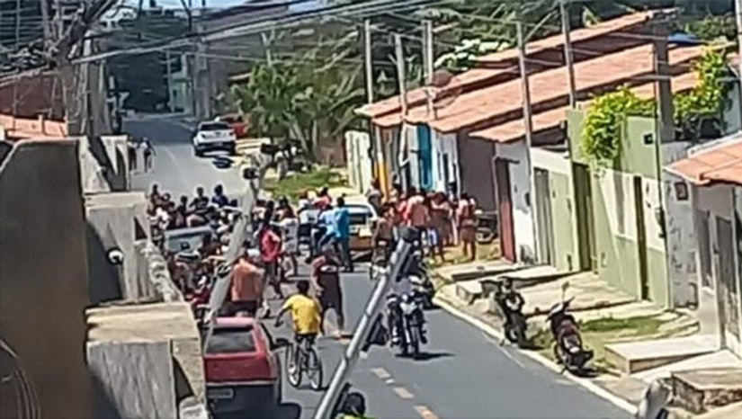 Imagem 1 - Entre as vítimas socorridas para o hospital por meios próprios, estão uma criança de 7 anos, outra de 12, e um adolescente de 17 e uma jovem de 18. A Policia Militar já se encontra no local fazer o isolamento do local da ocorrência e procedendo os primeiros levantamentos. A informação foi confirmada ao MOSSORO HOJE pelo comandante do 12 BPM, o tenente coronel Jailson Andrelino, que lamenta o fato e informa que só esta semana o trabalho intenso da PM já tirou seis armas de fogo de circulação e prendeu vários suspeitos, mas que ataques desta natureza, que é planejado, é quase impossível da polícia evitar. Imagem 1 - Entre as vítimas socorridas para o hospital por meios próprios, estão uma criança de 7 anos, outra de 12, e um adolescente de 17 e uma jovem de 18. A Policia Militar já se encontra no local fazer o isolamento do local da ocorrência e procedendo os primeiros levantamentos. A informação foi confirmada ao MOSSORO HOJE pelo comandante do 12 BPM, o tenente coronel Jailson Andrelino, que lamenta o fato e informa que só esta semana o trabalho intenso da PM já tirou seis armas de fogo de circulação e prendeu vários suspeitos, mas que ataques desta natureza, que é planejado, é quase impossível da polícia evitar.