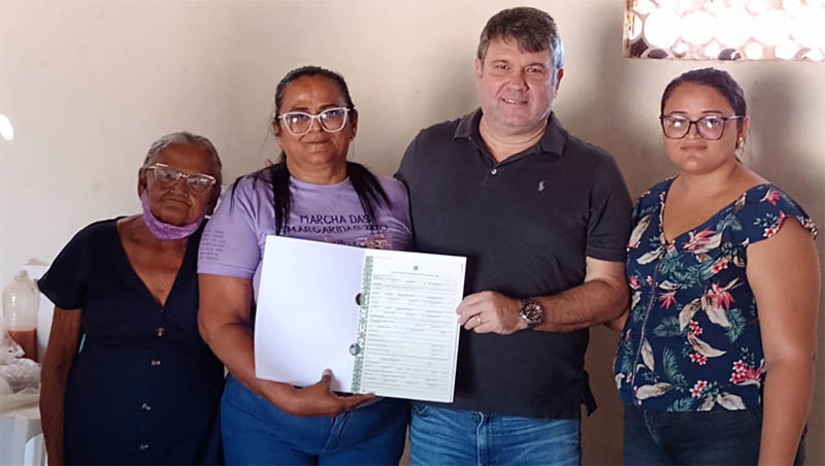 Imagem 1 - Agricultores do assentamento Hipólito são beneficiados com titulação definitiva de terras. A entrega dos documentos aconteceu nesta quinta-feira (24), na sede da associação na comunidade. Ao todo, 94 famílias de agricultores, que residem desde 1987 no assentamento, localizado na zona rural de Mossoró, foram beneficiadas. Com a posse definitiva dos lotes, os novos proprietários passam a ter acesso a financiamentos e políticas de incentivo à produção no campo. Imagem 1 - Agricultores do assentamento Hipólito são beneficiados com titulação definitiva de terras. A entrega dos documentos aconteceu nesta quinta-feira (24), na sede da associação na comunidade. Ao todo, 94 famílias de agricultores, que residem desde 1987 no assentamento, localizado na zona rural de Mossoró, foram beneficiadas. Com a posse definitiva dos lotes, os novos proprietários passam a ter acesso a financiamentos e políticas de incentivo à produção no campo.