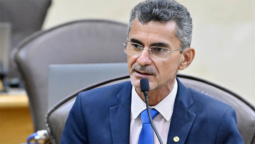 Imagem 1 - Deputado critica corte de recurso para carros-pipa por parte do Governo Federal. “Houve o corte dos recursos para carros-pipa logo após o segundo turno da eleição presidencial. Mas estamos em crise no abastecimento, que vai afetar as comunidades rurais do sertão do nosso nordeste brasileiro, pois muitos dependem quase que exclusivamente dos carros-pipa”, disse Francisco do PT, que informou que já apresentou requerimento para que o programa seja retomado. “O novo governo só assume em primeiro de janeiro e a operação não pode ser comprometida”. Imagem 1 - Deputado critica corte de recurso para carros-pipa por parte do Governo Federal. “Houve o corte dos recursos para carros-pipa logo após o segundo turno da eleição presidencial. Mas estamos em crise no abastecimento, que vai afetar as comunidades rurais do sertão do nosso nordeste brasileiro, pois muitos dependem quase que exclusivamente dos carros-pipa”, disse Francisco do PT, que informou que já apresentou requerimento para que o programa seja retomado. “O novo governo só assume em primeiro de janeiro e a operação não pode ser comprometida”.