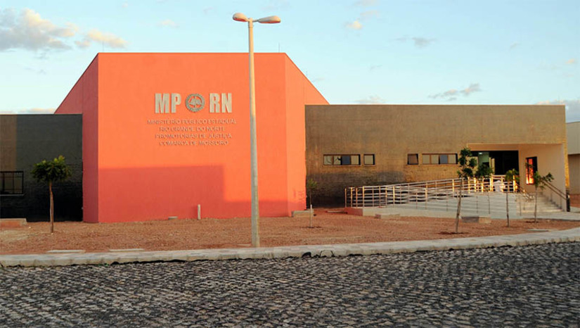 Imagem 1 -  MP pede bloqueio de R$ 78 mil nas contas da PMM para evitar o fechamento das Aldeias SOS. A entidade acolhe crianças e adolescentes que perderam os vínculos familiares, no município de Mossoró. A quantia é referente a débitos do Poder Executivo junto à entidade por repasses de recursos financeiros não feitos ao longo dos anos pelas gestões municipais atual e anterior. A decisão judicial favorável ao bloqueio é de outubro passado, no entanto a Prefeitura recorreu, solicitando a suspensão da ordem judicial. Agora, o recurso interposto pelo município encontra-se aguardando a análise do Tribunal de Justiça do RN (TJRN) desde o dia 30 de outubro .