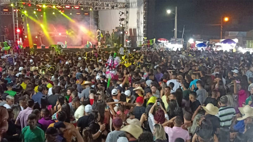 Imagem 1 - Felipe Amorim leva multidão à praça na primeira noite Festa do Caju. Imagem 1 - Felipe Amorim leva multidão à praça na primeira noite Festa do Caju.