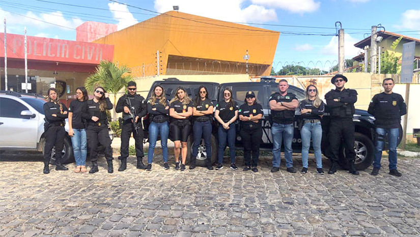 Imagem 1 - DEAM Mossoró prende duas pessoas e cumpre mandados de busca e apreensão em Mossoró. A Operação “Inconformados”, cuja segunda fase foi deflagrada na manhã desta sexta-feira (25), cumpriu mandados de prisão, emitidos pelo poder judiciário, por descumprimento de medida protetiva, bem como um mandado de busca e apreensão de arma de fogo e equipamentos eletrônicos. Ao todo, três homens foram presos em Mossoró nas duas fases da operação. Eles foram encaminhados para a Cadeia Pública, onde ficarão à disposição da justiça. Imagem 1 - DEAM Mossoró prende duas pessoas e cumpre mandados de busca e apreensão em Mossoró. A Operação “Inconformados”, cuja segunda fase foi deflagrada na manhã desta sexta-feira (25), cumpriu mandados de prisão, emitidos pelo poder judiciário, por descumprimento de medida protetiva, bem como um mandado de busca e apreensão de arma de fogo e equipamentos eletrônicos. Ao todo, três homens foram presos em Mossoró nas duas fases da operação. Eles foram encaminhados para a Cadeia Pública, onde ficarão à disposição da justiça.