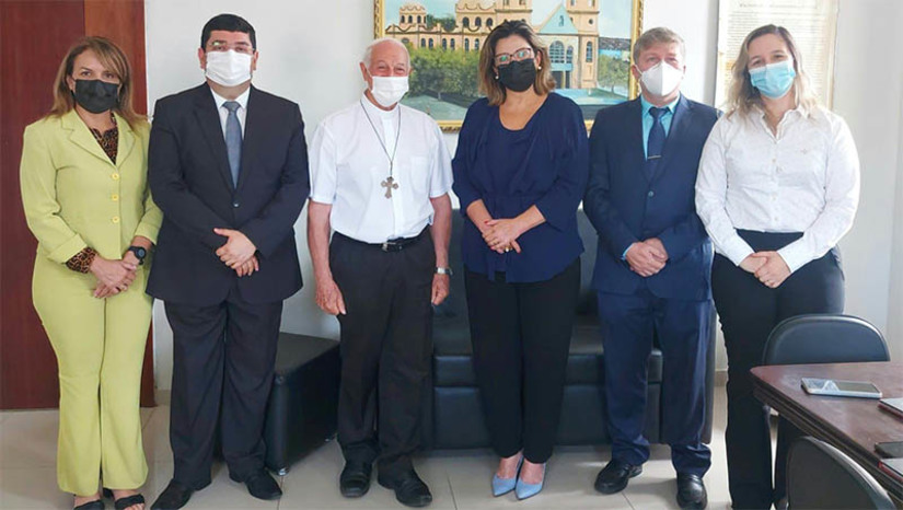 Imagem 1 - Magistrados de Mossoró realizam visita e prestam homenagem a Dom Mariano Manzana. A visita aconteceu na manhã desta sexta-feira (25), na Cúria Diocesana. Na ocasião, os magistrados prestaram uma homenagem ao bispo, reconhecendo e enaltecendo o trabalho de Dom Mariano à frente da Diocese de Santa Luzia ao longo dos últimos 18 anos. Participaram da visita o diretor do Fórum Desembargador Silveira Martins, Dr. Breno Valério; a vice-presidente para a região Oeste da Associação dos Magistrados do RN (AMARN), Uefla Fernandes, e ainda os juízes Dr. Edino Jales, Dra. Ana Clarisse e Dra. Anna Isabel. Imagem 1 - Magistrados de Mossoró realizam visita e prestam homenagem a Dom Mariano Manzana. A visita aconteceu na manhã desta sexta-feira (25), na Cúria Diocesana. Na ocasião, os magistrados prestaram uma homenagem ao bispo, reconhecendo e enaltecendo o trabalho de Dom Mariano à frente da Diocese de Santa Luzia ao longo dos últimos 18 anos. Participaram da visita o diretor do Fórum Desembargador Silveira Martins, Dr. Breno Valério; a vice-presidente para a região Oeste da Associação dos Magistrados do RN (AMARN), Uefla Fernandes, e ainda os juízes Dr. Edino Jales, Dra. Ana Clarisse e Dra. Anna Isabel.