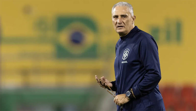 Imagem 1 - Com Neymar e Danilo fora da fase de grupos, Tite analisa alternativas de substituição. Os dois jogadores acabaram deixando o campo lesionados na partida de estreia da seleção na Copa do Mundo do Catar, nesta quinta-feira (24), e não irão jogar as próximas partidas contra Suíça e Camarões. Sem tempo a perder, o técnico Tite já busca alternativas para as duas vagas na atividade desta sexta-feira (25), no Grand Hamad Stadium, em Doha, e o leque de opções é vasto tanto para a lateral direita quanto para o meio de campo; confira quem são os jogadores que podem entrar em campo na segunda-feira. Imagem 1 - Com Neymar e Danilo fora da fase de grupos, Tite analisa alternativas de substituição. Os dois jogadores acabaram deixando o campo lesionados na partida de estreia da seleção na Copa do Mundo do Catar, nesta quinta-feira (24), e não irão jogar as próximas partidas contra Suíça e Camarões. Sem tempo a perder, o técnico Tite já busca alternativas para as duas vagas na atividade desta sexta-feira (25), no Grand Hamad Stadium, em Doha, e o leque de opções é vasto tanto para a lateral direita quanto para o meio de campo; confira quem são os jogadores que podem entrar em campo na segunda-feira.