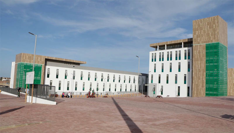 Imagem 1 - Governo do RN assina contratos que totalizam mais de R$ 2,5 milhões para equipar Hospital da Mulher. O secretário de Infraestrutura e coordenador do Governo Cidadão, Gustavo Coelho, assinou contrato de aquisição de computadores, cadeiras, longarinas, sofás, bancos, beliches, mesas e armários. Os itens irão equipar os diversos setores do hospital, que será a maior unidade de saúde pública do Rio Grande do Norte. A previsão é que o Hospital da Mulher seja inaugurado no dia 31 de dezembro e já comece a funcionar com atendimento ambulatorial. Imagem 1 - Governo do RN assina contratos que totalizam mais de R$ 2,5 milhões para equipar Hospital da Mulher. O secretário de Infraestrutura e coordenador do Governo Cidadão, Gustavo Coelho, assinou contrato de aquisição de computadores, cadeiras, longarinas, sofás, bancos, beliches, mesas e armários. Os itens irão equipar os diversos setores do hospital, que será a maior unidade de saúde pública do Rio Grande do Norte. A previsão é que o Hospital da Mulher seja inaugurado no dia 31 de dezembro e já comece a funcionar com atendimento ambulatorial.