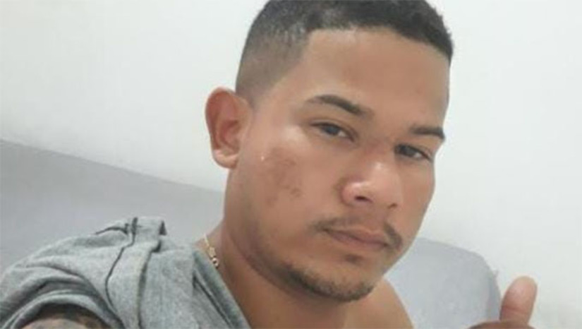 Imagem 1 - Vítima desta vez foi o jovem Valnei Azevedo Freire Filho, de 21 anos, que estava perto da unidade de educação infantil do bairro Ouro Negro, na zona oeste de Mossoró, quando o veículo passou com os encapuzados atirando muito e terminou baleado. Chegou a ser socorrido, mas não resistiu aos tiros. Veja sobre os outros ataques ocorridos em Mossoró esta semana. Imagem 1 - Vítima desta vez foi o jovem Valnei Azevedo Freire Filho, de 21 anos, que estava perto da unidade de educação infantil do bairro Ouro Negro, na zona oeste de Mossoró, quando o veículo passou com os encapuzados atirando muito e terminou baleado. Chegou a ser socorrido, mas não resistiu aos tiros. Veja sobre os outros ataques ocorridos em Mossoró esta semana.