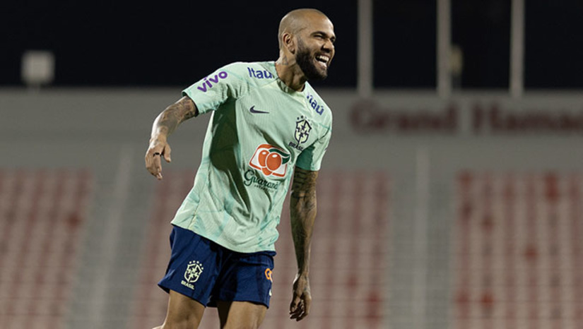 Imagem 1 -  Para a lateral, Daniel Alves deve assumir a posição deixada por Danilo e quanto ao substituto de Neymar, vai depender da opção de Tite para sua formação em campo contra a Suíça. Se for mais agressivo, pode optar por Gabriel Jesus. Se for preocupado mais na armação, a opção é o jovem Rodrygo, de 21 anos, que já tem costume de jogar na posição de Neymar. Outra opção é Lucas Paquetá adiantado com a defesa composta por Fred e Bruno Guimarães. 