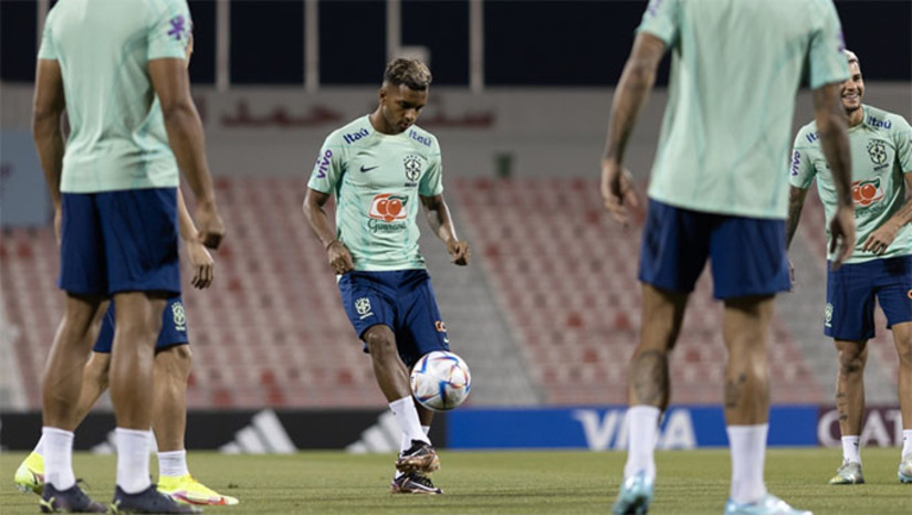 Imagem 1 - Treinador da seleção Brasileira, Tite, não costuma divulgar nomes. Porém, seguindo os treinos o jovem Rodrygo e Fred ganharam força. Já com relação ao substituto de Danilo, que também saiu machucado no jogo contra a Sérvia, os nomes mais cotados são Militão e Daniel Alves; O jogo da seleção começa de 13 horas, horário de Brasília. Imagem 1 - Treinador da seleção Brasileira, Tite, não costuma divulgar nomes. Porém, seguindo os treinos o jovem Rodrygo e Fred ganharam força. Já com relação ao substituto de Danilo, que também saiu machucado no jogo contra a Sérvia, os nomes mais cotados são Militão e Daniel Alves; O jogo da seleção começa de 13 horas, horário de Brasília.