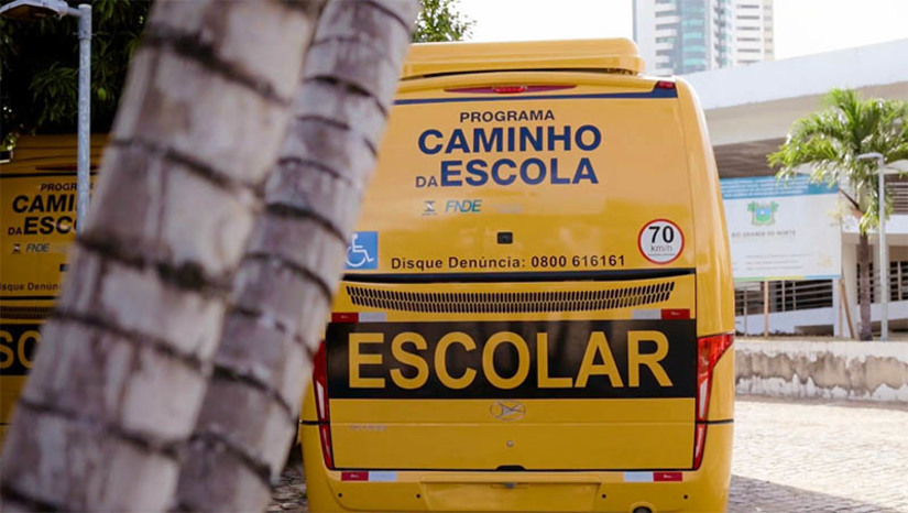 Imagem 1 - Jean destina R$ 8,5 milhões para compra de ônibus escolares para Mossoró e outros 38 municípios do RN. No total, o senador enviou R$ 8.557.820 em recursos através de emenda para a Secretaria de Estado da Educação e da Cultura (SEEC), que complementou o montante com a contrapartida de R$ 4.158.180 para a aquisição de 40 veículos. De acordo com Jean, a compra e disponibilização dos ônibus escolares é uma maneira de retomar o programa Caminho da Escola, que era desenvolvido nos governos do Partido dos Trabalhadores. Os veículos serão utilizados no transporte de estudantes entre cidades de todas as regiões potiguares. Imagem 1 - Jean destina R$ 8,5 milhões para compra de ônibus escolares para Mossoró e outros 38 municípios do RN. No total, o senador enviou R$ 8.557.820 em recursos através de emenda para a Secretaria de Estado da Educação e da Cultura (SEEC), que complementou o montante com a contrapartida de R$ 4.158.180 para a aquisição de 40 veículos. De acordo com Jean, a compra e disponibilização dos ônibus escolares é uma maneira de retomar o programa Caminho da Escola, que era desenvolvido nos governos do Partido dos Trabalhadores. Os veículos serão utilizados no transporte de estudantes entre cidades de todas as regiões potiguares.