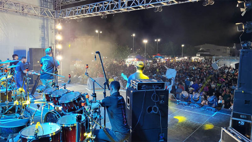 Imagem 1 - 40ª edição da Festa do Caju foi um dos maiores eventos já realizados em Serra do Mel. A edição da festa entra para a história do município com o maior público presente e maior participação popular, desde a abertura, com o desfile de carroça, até o último dia de programação, que aconteceu de 23 a 26 de novembro. O prefeito Josivan Bibiano de Azevedo (PL), disse que além de ser um dos maiores eventos já realizados na cidade, tudo transcorreu dentro da normalidade “e o mais importante é que gerou renda e emprego durante esses dias, movimentando e aquecendo o comércio local”, ressaltou. Imagem 1 - 40ª edição da Festa do Caju foi um dos maiores eventos já realizados em Serra do Mel. A edição da festa entra para a história do município com o maior público presente e maior participação popular, desde a abertura, com o desfile de carroça, até o último dia de programação, que aconteceu de 23 a 26 de novembro. O prefeito Josivan Bibiano de Azevedo (PL), disse que além de ser um dos maiores eventos já realizados na cidade, tudo transcorreu dentro da normalidade “e o mais importante é que gerou renda e emprego durante esses dias, movimentando e aquecendo o comércio local”, ressaltou.