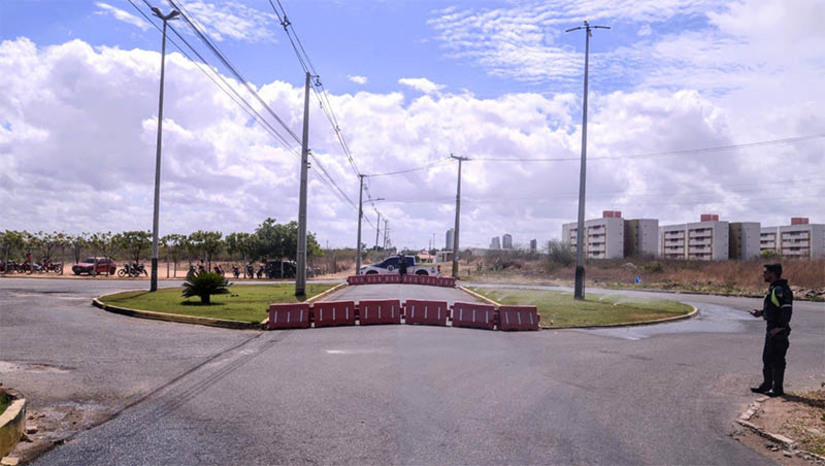 Imagem 1 -  Prefeitura amplia estudos em mobilidade visando a redução de acidentes no trânsito de Mossoró. As equipes da Sesdem iniciaram na última sexta-feira (25), simulação na rua Dona Izaura Rosado, na altura do Condomínio Quintas do Lago, bairro Nova Betânia, zona Oeste de Mossoró. No local, técnicos avaliam a adição de uma rotatória, o que, segundo os especialistas, vai melhorar o fluxo e diminuir o número de acidentes na região. “A proposta da secretaria é justamente em áreas críticas de acidente, como no caso da rua Isaura Rosado, que já registrou uma quantidade expressiva de acidentes, promover alterações físicas e geométricas na área, para que dessa forma a gente discipline tanto a velocidade, quanto as preferenciais”, detalhou o diretor executivo de Mobilidade, Luís Correia.
