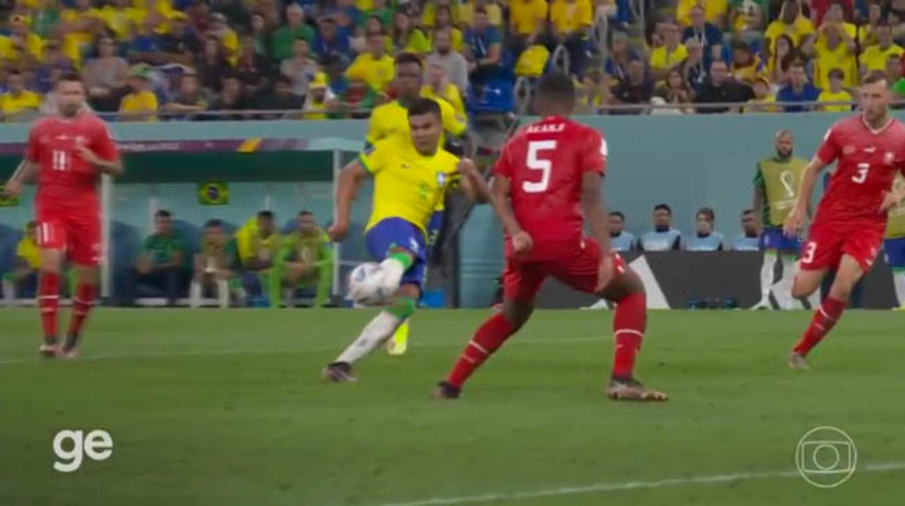 Imagem 1 - Com gol de Casemiro, Brasil vence a Suíça por 1 a 0 e garante vaga nas oitavas de final. Em uma partida mais amarrada do que a estreia contra a Sérvia, a Seleção teve dificuldades e foi marcar apenas aos 37 minutos do segundo tempo, com um belo gol de Casemiro. A equipe de Tite segue com 100% de aproveitamento após duas rodadas no Mundial do Catar. Já nas oitavas, a Seleção agora precisa assegurar a liderança do Grupo G na próxima sexta-feira (2), contra Camarões. Imagem 1 - Com gol de Casemiro, Brasil vence a Suíça por 1 a 0 e garante vaga nas oitavas de final. Em uma partida mais amarrada do que a estreia contra a Sérvia, a Seleção teve dificuldades e foi marcar apenas aos 37 minutos do segundo tempo, com um belo gol de Casemiro. A equipe de Tite segue com 100% de aproveitamento após duas rodadas no Mundial do Catar. Já nas oitavas, a Seleção agora precisa assegurar a liderança do Grupo G na próxima sexta-feira (2), contra Camarões.