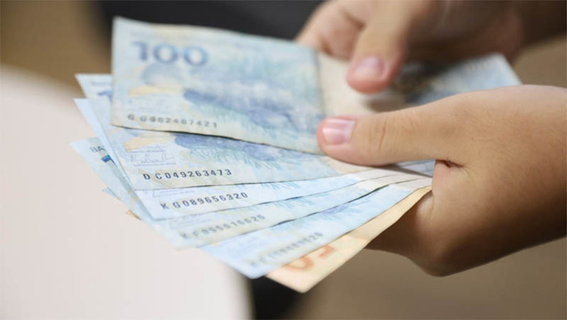 Imagem 1 - Governo conclui folha de novembro dos servidores do RN e adianta outra parcela do 13º salário. Amanhecerá na conta dos servidores os 70% restantes para quem recebe acima de R$ 4 mil e o salário integral dos trabalhadores lotados em pastas com recursos próprios, perfazendo mais de R$ 215 milhões de um total de R$ 561 milhões. Junto à folha de novembro será depositada também, ao longo do dia, uma parcela de 30% do “décimo terceiro” para a faixa salarial que recebe acima R$ 4 mil (valor bruto). Imagem 1 - Governo conclui folha de novembro dos servidores do RN e adianta outra parcela do 13º salário. Amanhecerá na conta dos servidores os 70% restantes para quem recebe acima de R$ 4 mil e o salário integral dos trabalhadores lotados em pastas com recursos próprios, perfazendo mais de R$ 215 milhões de um total de R$ 561 milhões. Junto à folha de novembro será depositada também, ao longo do dia, uma parcela de 30% do “décimo terceiro” para a faixa salarial que recebe acima R$ 4 mil (valor bruto).