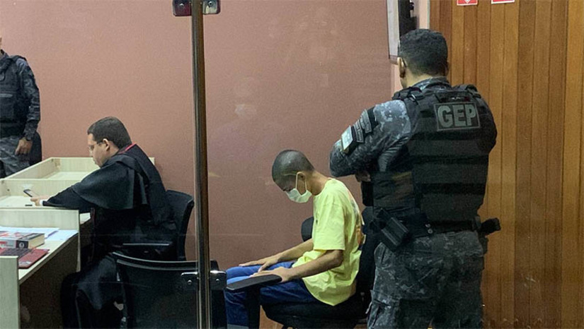 Imagem 1 - Promotor diz que vai pedir condenação de réu com pena máxima no caso Hadirson Kaio. O júri popular de Vinicius Rafael Silva de Araújo, de 21 anos, acusado do homicídio de Hadirson Kaio Marcelino da Silva, de 29 anos, foi iniciado por volta das 9h30 desta terça-feira (29). O crime aconteceu no dia 8 de maio de 2022, nas proximidades de uma motel, localizado no bairro Santa Delmira. A vítima, de acordo com a denúncia do MPRN, teria sido morta por asfixia, com um fio, após se recusar a pagar um programa que havia feito com o réu. Imagem 1 - Promotor diz que vai pedir condenação de réu com pena máxima no caso Hadirson Kaio. O júri popular de Vinicius Rafael Silva de Araújo, de 21 anos, acusado do homicídio de Hadirson Kaio Marcelino da Silva, de 29 anos, foi iniciado por volta das 9h30 desta terça-feira (29). O crime aconteceu no dia 8 de maio de 2022, nas proximidades de uma motel, localizado no bairro Santa Delmira. A vítima, de acordo com a denúncia do MPRN, teria sido morta por asfixia, com um fio, após se recusar a pagar um programa que havia feito com o réu.