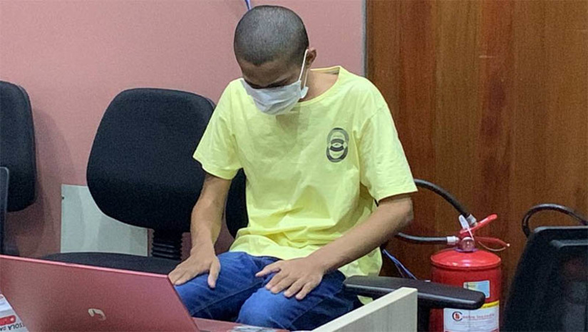 Imagem 1 - Mossoró: TJP condena assassino de fisioterapeuta a 18 anos de prisãoO julgamento de Vinicius Rafael Silva de Araújo, de 21 anos, aconteceu na manhã desta terça-feira (29), no Fórum Municipal Desembargador Silveira Martins, em Mossoró. O Conselho de Sentença decidiu pela culpa dele no homicídio de Hadirson Kaio Marcelino da Silva, de 29 anos, ocorrido no dia 8 de maio de 2022, no Santa Delmira. Com a decisão, o juiz Vagnos Kelly Figueiredo de Medeiros aplicou a dosimetria da pena, que deverá ser cumprida em regime fechado. Imagem 1 - Mossoró: TJP condena assassino de fisioterapeuta a 18 anos de prisãoO julgamento de Vinicius Rafael Silva de Araújo, de 21 anos, aconteceu na manhã desta terça-feira (29), no Fórum Municipal Desembargador Silveira Martins, em Mossoró. O Conselho de Sentença decidiu pela culpa dele no homicídio de Hadirson Kaio Marcelino da Silva, de 29 anos, ocorrido no dia 8 de maio de 2022, no Santa Delmira. Com a decisão, o juiz Vagnos Kelly Figueiredo de Medeiros aplicou a dosimetria da pena, que deverá ser cumprida em regime fechado.