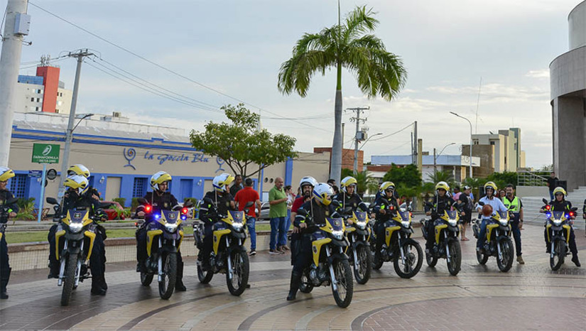 Imagem 1 - “É mais estrutura para o guarda municipal trabalhar e dar mais segurança ao cidadão mossoroense”. A fala é do comandante da Guarda Civil Municipal, Thiago Fernandes, que celebrou a entrega de 6 motocicletas para o efetivo, realizada pela prefeitura de Mossoró, na tarde desta quarta-feira (29). Na ocasião, também foram entregues outras 10 motocicletas para o Departamento de Fiscalização e Segurança Viária do município. “Vamos ter um melhor atendimento, chegar mais rápido ao local. Em situações que nós temos cortejos, festas, eventos, vamos ter uma cobertura que vai facilitar os acessos e as intervenções, com isso quem ganha é a população de Mossoró”, enfatizou o diretor executivo de Mobilidade Urbana da Sesdem, Luiz Correia. Imagem 1 - “É mais estrutura para o guarda municipal trabalhar e dar mais segurança ao cidadão mossoroense”. A fala é do comandante da Guarda Civil Municipal, Thiago Fernandes, que celebrou a entrega de 6 motocicletas para o efetivo, realizada pela prefeitura de Mossoró, na tarde desta quarta-feira (29). Na ocasião, também foram entregues outras 10 motocicletas para o Departamento de Fiscalização e Segurança Viária do município. “Vamos ter um melhor atendimento, chegar mais rápido ao local. Em situações que nós temos cortejos, festas, eventos, vamos ter uma cobertura que vai facilitar os acessos e as intervenções, com isso quem ganha é a população de Mossoró”, enfatizou o diretor executivo de Mobilidade Urbana da Sesdem, Luiz Correia.