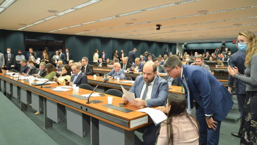 Imagem 1 - CMO aprova relatório preliminar e avança no cronograma do Orçamento de 2023. Nesta quarta-feira (30) os deputados dispensaram o prazo normal de dois dias após a apresentação do relatório para a votação. O objetivo é acelerar a tramitação à espera da votação da PEC da Transição (PEC 32/22), que deve abrir espaço nas despesas. Um destaque do Psol ao texto, que buscava eliminar o espaço de R$ 19,4 bilhões para as emendas de relator, abriu uma discussão entre os parlamentares sobre mudanças nestas emendas. O destaque foi rejeitado. Imagem 1 - CMO aprova relatório preliminar e avança no cronograma do Orçamento de 2023. Nesta quarta-feira (30) os deputados dispensaram o prazo normal de dois dias após a apresentação do relatório para a votação. O objetivo é acelerar a tramitação à espera da votação da PEC da Transição (PEC 32/22), que deve abrir espaço nas despesas. Um destaque do Psol ao texto, que buscava eliminar o espaço de R$ 19,4 bilhões para as emendas de relator, abriu uma discussão entre os parlamentares sobre mudanças nestas emendas. O destaque foi rejeitado.