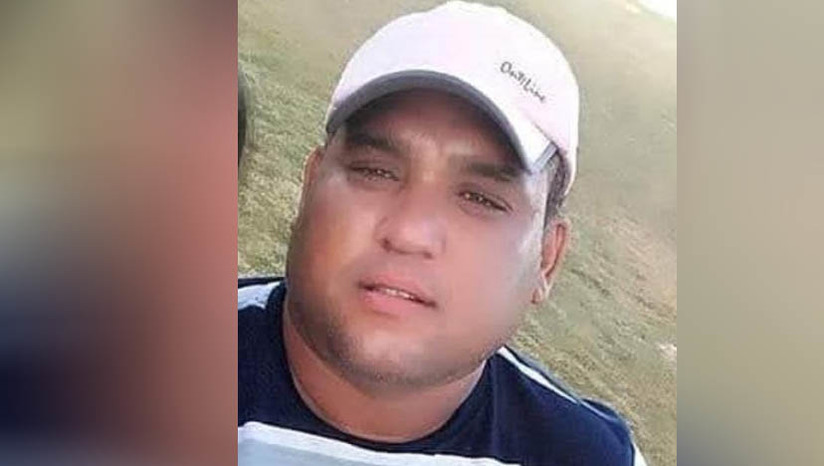 Imagem 1 - Dono de lava jato é assassinado a tiros no próprio estabelecimento, na Santa Delmira. O crime aconteceu na tarde desta quinta-feira (1º), próximo a Praça das Cobras. Luiz Carlos Bezerra Marreiro, de 41 anos, foi morto com cerca de três disparos de pistola calibre 380. Os suspeitos, dois homens, teriam chegado ao local em um veículo de cor branca. Um deles desceu, entrou no lava jato e realizou os disparos que mataram a vítima. De acordo com a Delegada Cristiane Magalhães, ainda é cedo para falar sobre uma motivação para o crime, mas sabe-se que Luiz Carlos foi preso recentemente, com uma motocicleta com queixa de roubo. A Delegacia de Homicídios vai investigar o caso. Imagem 1 - Dono de lava jato é assassinado a tiros no próprio estabelecimento, na Santa Delmira. O crime aconteceu na tarde desta quinta-feira (1º), próximo a Praça das Cobras. Luiz Carlos Bezerra Marreiro, de 41 anos, foi morto com cerca de três disparos de pistola calibre 380. Os suspeitos, dois homens, teriam chegado ao local em um veículo de cor branca. Um deles desceu, entrou no lava jato e realizou os disparos que mataram a vítima. De acordo com a Delegada Cristiane Magalhães, ainda é cedo para falar sobre uma motivação para o crime, mas sabe-se que Luiz Carlos foi preso recentemente, com uma motocicleta com queixa de roubo. A Delegacia de Homicídios vai investigar o caso.