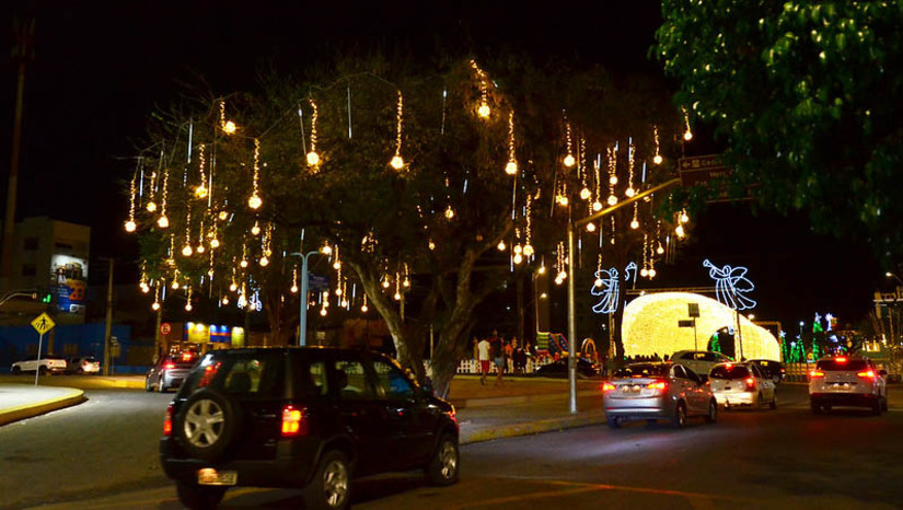 Imagem 1 - “Nasce hoje um Natal muito especial em Mossoró”, diz Allyson ao lançar o “Estação Natal”. O projeto foi lançado pela Prefeitura de Mossoró, nesta quinta-feira (1º), iluminando não só a Estação das Artes Elizeu Ventania, mas também as principais ruas e avenidas da cidade, envolvendo a população em um clima de fraternidade que marca este período do ano. O prefeito destacou que o projeto conta com uma programação artística e cultural que, a cada ano, será ampliada. Allyson também ressaltou a importância econômica da iniciativa, uma vez que durante todo mês de dezembro, e até o início de janeiro, o espaço receberá ambulantes, food trucks e comerciantes em geral, de forma organizada. Imagem 1 - “Nasce hoje um Natal muito especial em Mossoró”, diz Allyson ao lançar o “Estação Natal”. O projeto foi lançado pela Prefeitura de Mossoró, nesta quinta-feira (1º), iluminando não só a Estação das Artes Elizeu Ventania, mas também as principais ruas e avenidas da cidade, envolvendo a população em um clima de fraternidade que marca este período do ano. O prefeito destacou que o projeto conta com uma programação artística e cultural que, a cada ano, será ampliada. Allyson também ressaltou a importância econômica da iniciativa, uma vez que durante todo mês de dezembro, e até o início de janeiro, o espaço receberá ambulantes, food trucks e comerciantes em geral, de forma organizada.