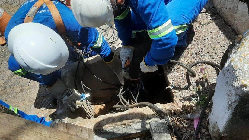 Imagem 1 - Número de “gatos de energia” identificados no RN de janeiro a setembro de 2022 cresceu 7,7% . O dado consta no último levantamento da “Operação Varredura”, da Neoenergia Cosern, que tem intensificado as ações de combate aos furtos de energia no Rio Grande do Norte. Ao todo, segundo a Companhia, já foram realizadas 46.043 inspeções e identificadas 4.247 irregularidades nos nove primeiros meses deste ano. “É importante ressaltar que uma parte do prejuízo causado por esse tipo de crime é dividido por todos os potiguares no momento da definição do reajuste tarifário feito todos os anos pela Agência Nacional de Energia Elétrica”, lembra Thelmo Varela, gerente de Recuperação da Receita da Neoenergia Cosern. Imagem 1 - Número de “gatos de energia” identificados no RN de janeiro a setembro de 2022 cresceu 7,7% . O dado consta no último levantamento da “Operação Varredura”, da Neoenergia Cosern, que tem intensificado as ações de combate aos furtos de energia no Rio Grande do Norte. Ao todo, segundo a Companhia, já foram realizadas 46.043 inspeções e identificadas 4.247 irregularidades nos nove primeiros meses deste ano. “É importante ressaltar que uma parte do prejuízo causado por esse tipo de crime é dividido por todos os potiguares no momento da definição do reajuste tarifário feito todos os anos pela Agência Nacional de Energia Elétrica”, lembra Thelmo Varela, gerente de Recuperação da Receita da Neoenergia Cosern.