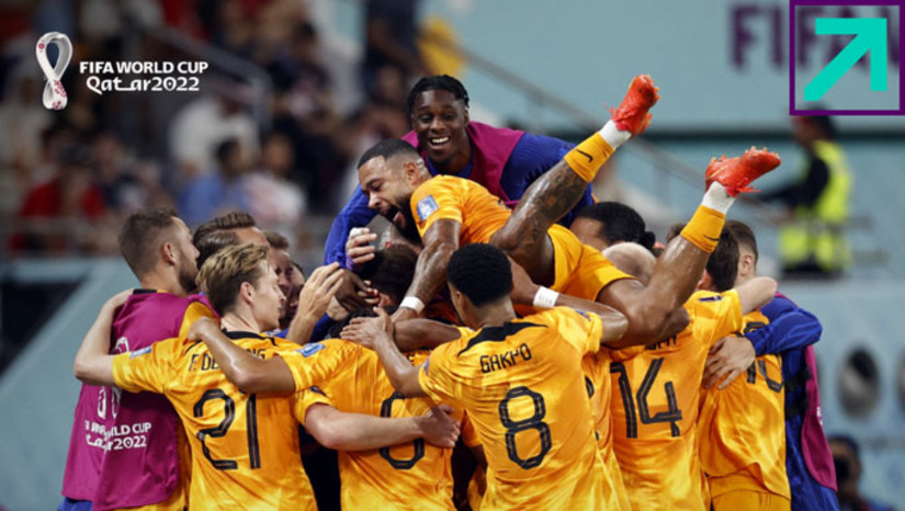 Imagem 1 - Na abertura das oitavas de final da Copa do Mundo do Catar, a Holanda teve mais trabalho do que o placar supõe, mas superou os Estados Unidos por 3 a 1, na tarde deste sábado (3) no Estádio Internacional Khalifa, avançando para as quartas de final. O adversário sairá do confronto entre Argentina e Austrália, marcado para as 16h. Depay, Blind e Dumfries marcaram para os holandeses, enquanto Wright fez o gol dos norte-americanos. Imagem 1 - Na abertura das oitavas de final da Copa do Mundo do Catar, a Holanda teve mais trabalho do que o placar supõe, mas superou os Estados Unidos por 3 a 1, na tarde deste sábado (3) no Estádio Internacional Khalifa, avançando para as quartas de final. O adversário sairá do confronto entre Argentina e Austrália, marcado para as 16h. Depay, Blind e Dumfries marcaram para os holandeses, enquanto Wright fez o gol dos norte-americanos.