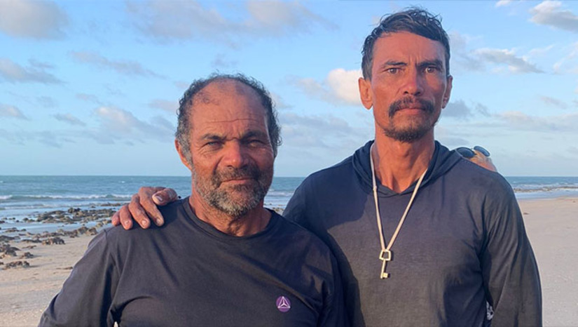Imagem 1 - Os pescadores Antônio Ribeiro de Sousa, de 59 anos, e Willame jeisson Franco Evaristo, de 35 anos, da Praia de Morro Pintado, litoral de Areia Branca-RN, haviam saído para pescar em alto mar, navegando uma jangada, na madrugada de sábado, 3. Como não voltaram, familiares e amigos passaram a procura-los. Os dois chegaram em terra firme na tarde deste domingo, 4, e contaram que a jangada virou e que eles passaram a noite presos ao casco. Neste domingo, os dois conseguiram desvirar o barco e voltarem para casa. Inácio se emocionou ao pisar em terra firme. Imagem 1 - Os pescadores Antônio Ribeiro de Sousa, de 59 anos, e Willame jeisson Franco Evaristo, de 35 anos, da Praia de Morro Pintado, litoral de Areia Branca-RN, haviam saído para pescar em alto mar, navegando uma jangada, na madrugada de sábado, 3. Como não voltaram, familiares e amigos passaram a procura-los. Os dois chegaram em terra firme na tarde deste domingo, 4, e contaram que a jangada virou e que eles passaram a noite presos ao casco. Neste domingo, os dois conseguiram desvirar o barco e voltarem para casa. Inácio se emocionou ao pisar em terra firme.
